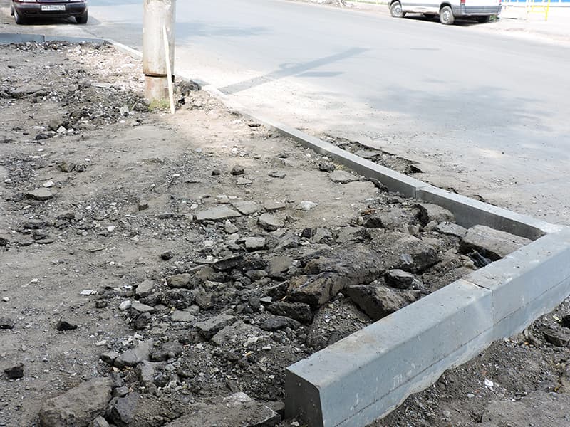 Ремонт на Чапаева: дорожники перегородили бордюрами въезд во двор