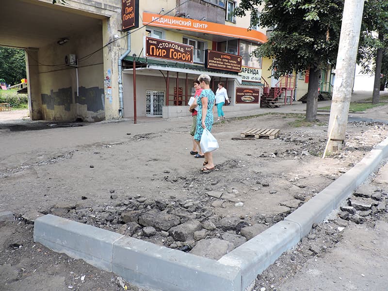 Ремонт на Чапаева: дорожники перегородили бордюрами въезд во двор