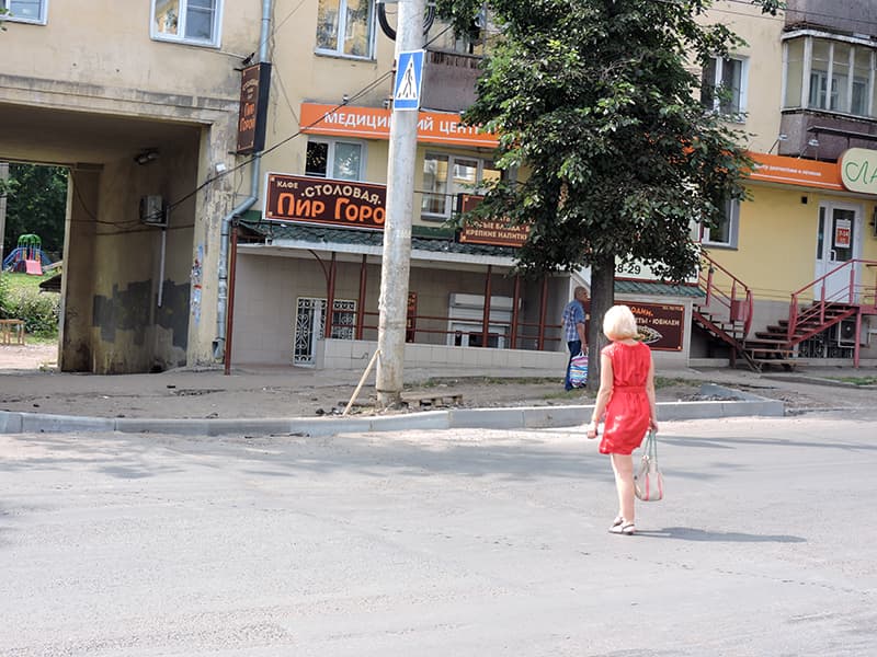 Ремонт на Чапаева: дорожники перегородили бордюрами въезд во двор