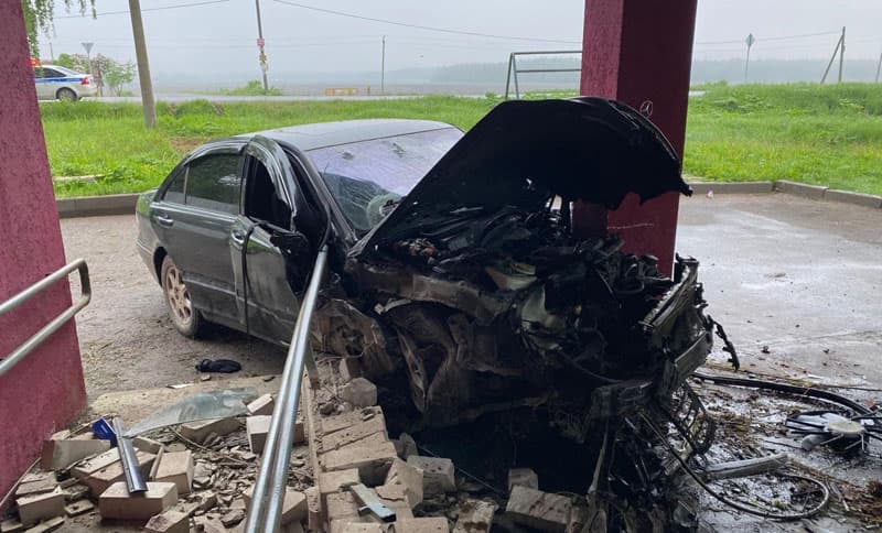 В Кирове «Мерседес» на высокой скорости врезался в жилой дом