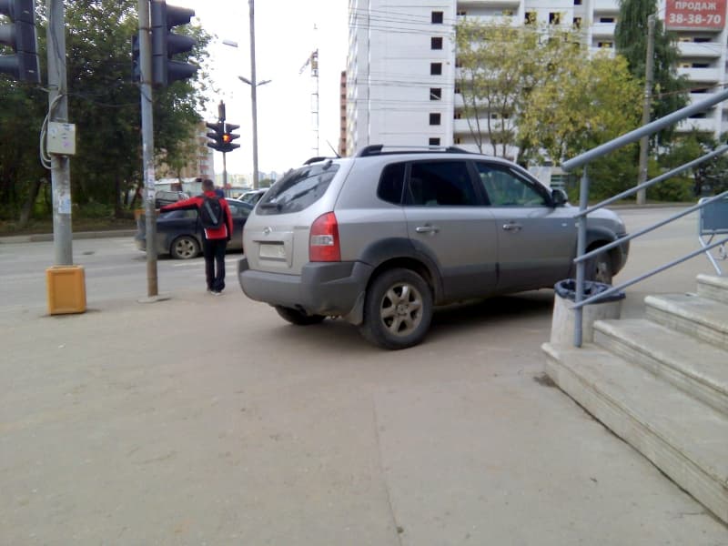 Поворот из среднего ряда и парковка на тротуаре: топ автонарушений