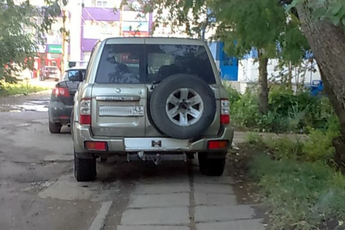 Поворот из среднего ряда и парковка на тротуаре: топ автонарушений