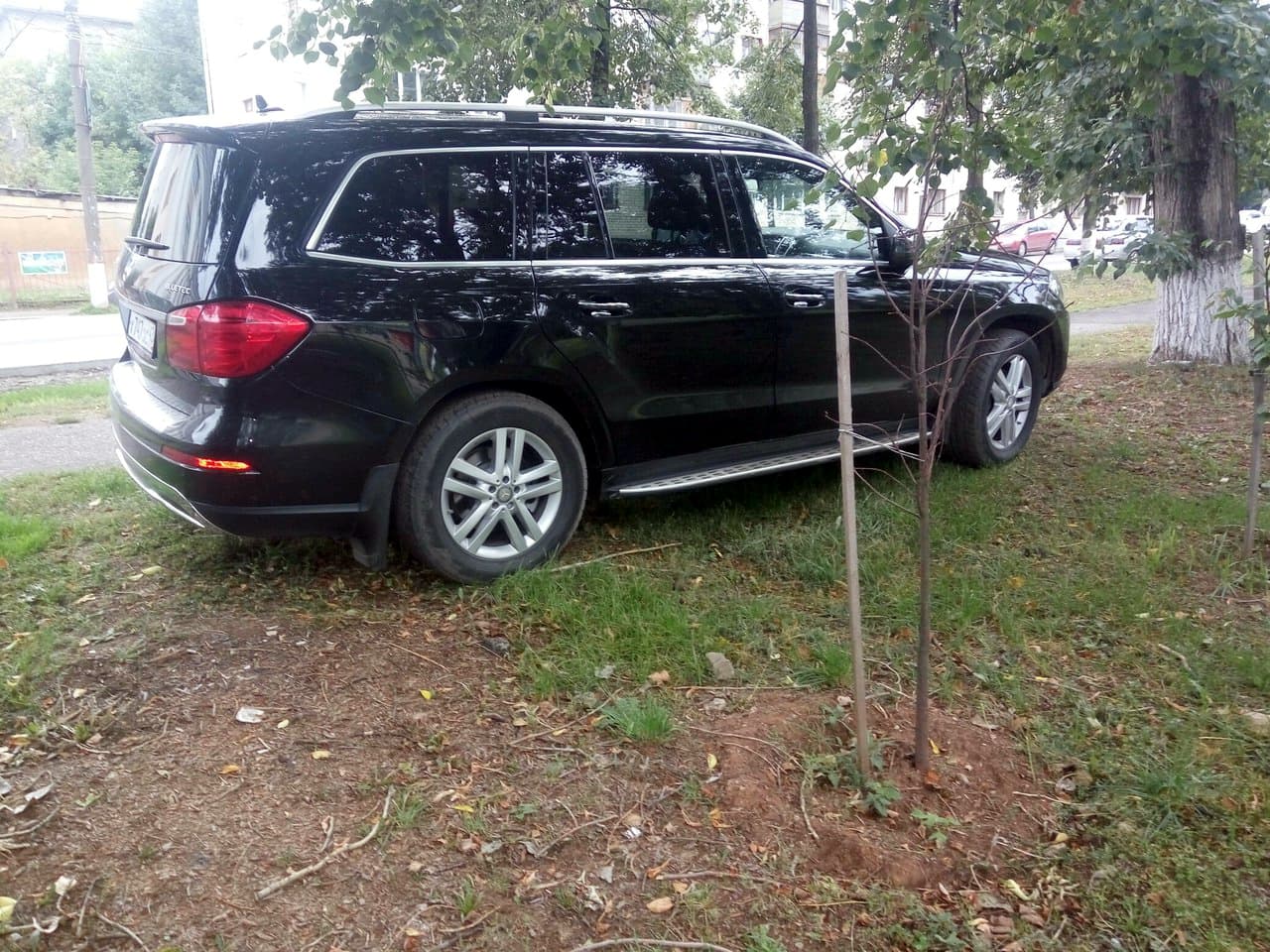 Поворот из среднего ряда и парковка на тротуаре: топ автонарушений