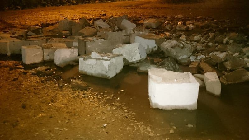 И так сойдет? В Коминтерне засыпали ямы строительным мусором