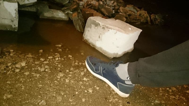 И так сойдет? В Коминтерне засыпали ямы строительным мусором