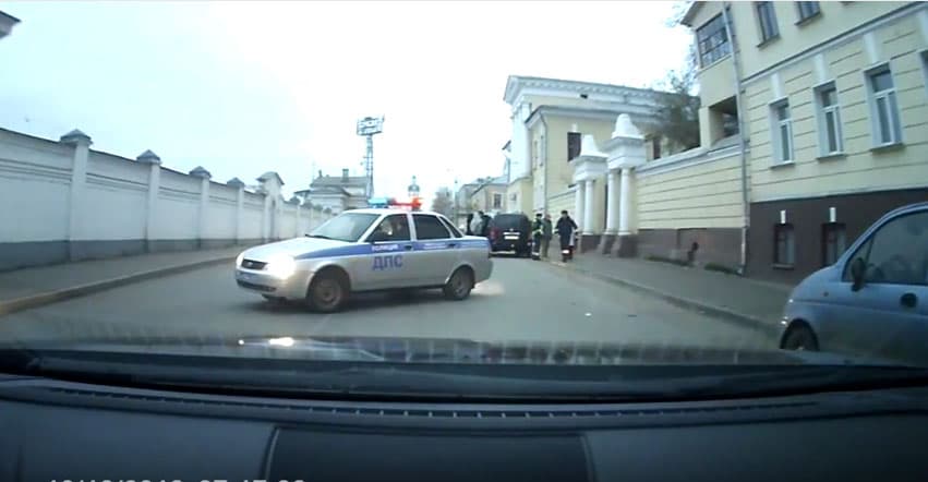 На Казанской у сотрудника ДПС укатилась служебная машина