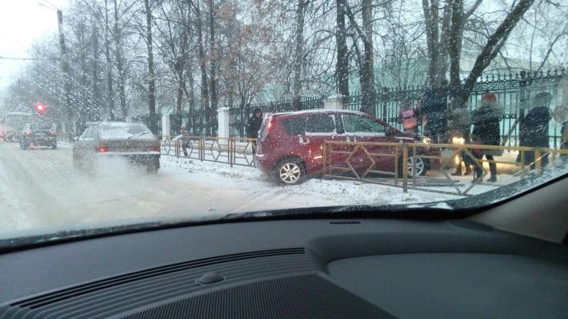 «Ниссан» протаранил забор школы на Филейке