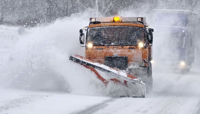 «Беспорядок» в дорожном хозяйстве: почему дорогу в Кировской области чистят соседи?