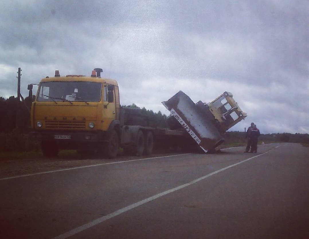  У Шестаково трактор сорвался с КамАЗа