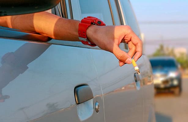 Священник из Москвы предложил штрафовать водителей за выброшенные окурки