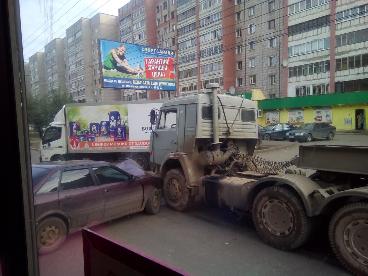 В Кирове на Производственной «Камаз» подмял под себя Audi