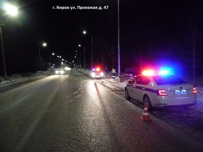 В Кирове девушка на «Лансере» врезалась в столб