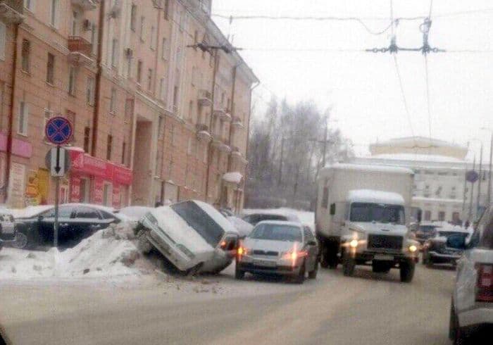 В Кирове при ДТП «четырнадцатая» заехала на сугроб