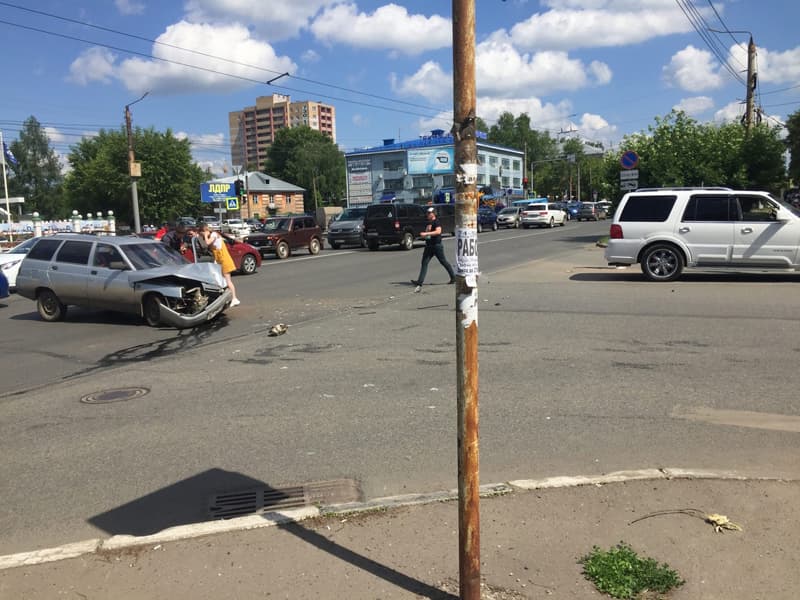 «Водитель наполовину выпал из авто»: в Кирове произошло ДТП