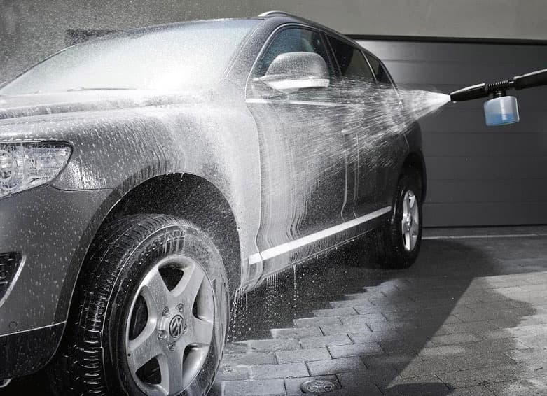 Сотрудник автомойки украл из машины клиента 205 тысяч рублей