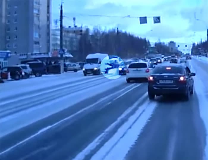 На видео попал момент, как на улице Московской иномарка сбила мужчину