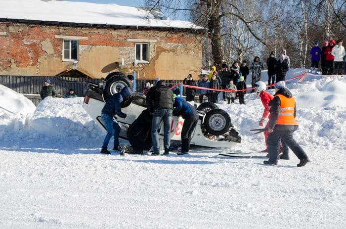 Что это было? Езда с открытым багажником, старт задним ходом и перевернутые автомобили в Слободском