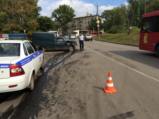 На Лепсе «Мицубиси» врезалась в «Иж»: пострадали 5 человек 