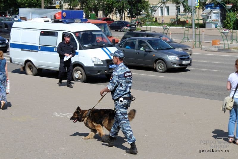 Движение на Октябрьском проспекте перекрыли из-за сумки с продуктами