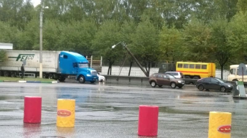 Накренившийся столб парализовал движение транспорта в районе Производственной