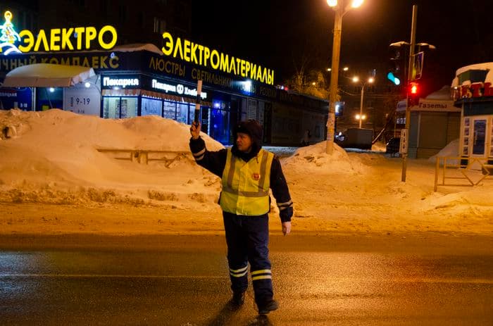 Улицу Дзержинского очистили от снега и от машин
