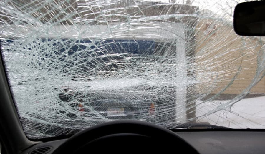 В Коминтерне подростки выбили стекла у автомобиля после неудачного угона