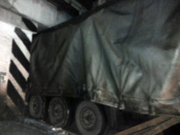 В Котельниче в очередной раз застряла фура под путепроводом