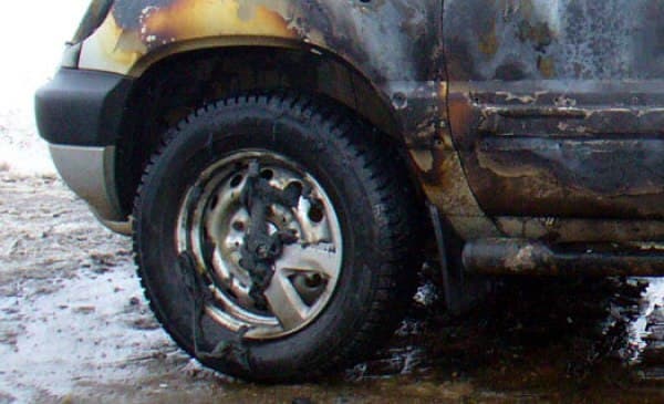 В Кирове на стоянке загорелся автомобиль  Chevrolet NIVA