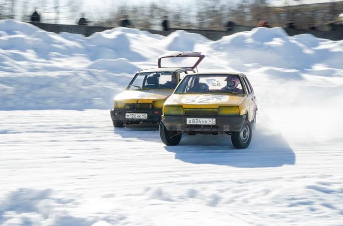 Что это было? Езда с открытым багажником, старт задним ходом и перевернутые автомобили в Слободском