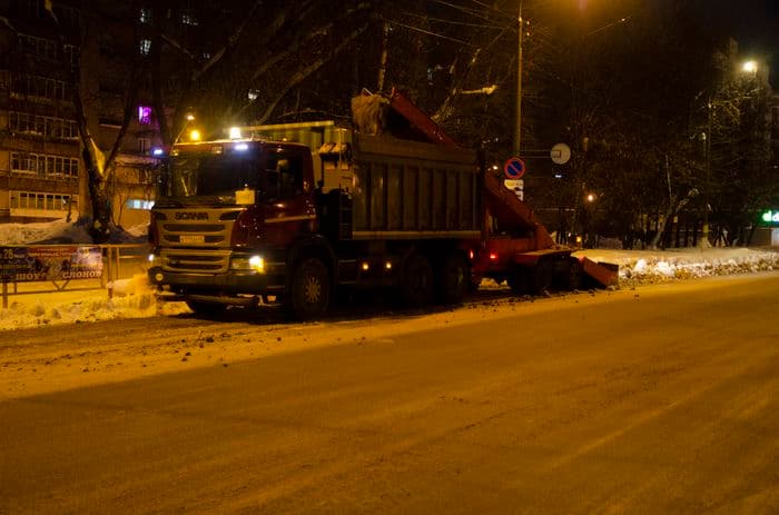 Улицу Дзержинского очистили от снега и от машин