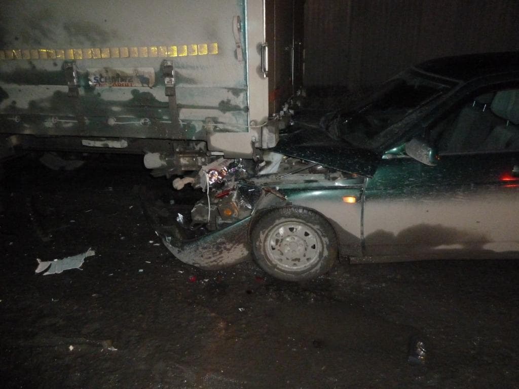 «Двенадцатая» залетела под фуру с прицепом: пострадал 2-летний малыш