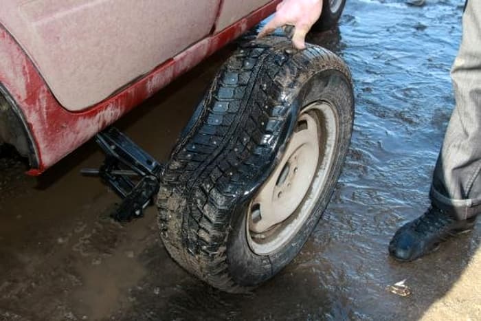Что делать, если вы повредили автомобиль в яме на дороге