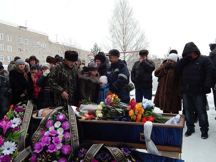 В Омутнинске прошли похороны сбитого фурой полицейского