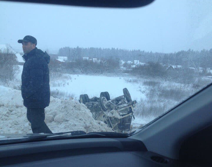 Пассажиры перевернувшегося ГАЗа устроили костер у обочины