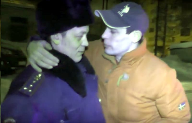 Задержанный пьяный гонщик полез обниматься к сотруднику ДПС