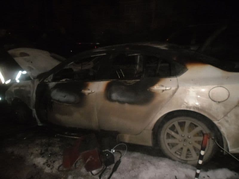 Пожар на парковке в Кирове уничтожил 2 машины и еще 2 повредил