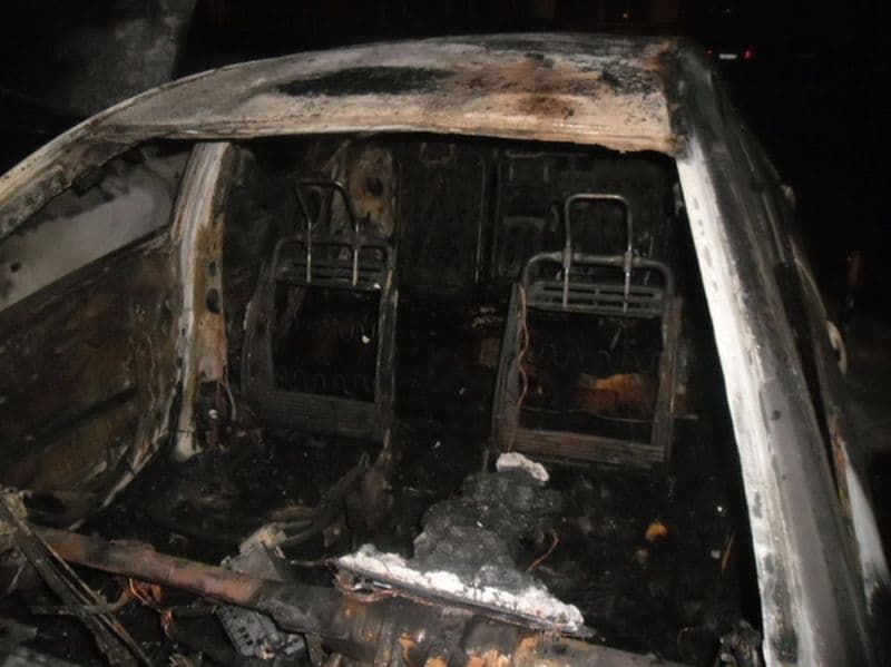 Пожар на парковке в Кирове уничтожил 2 машины и еще 2 повредил