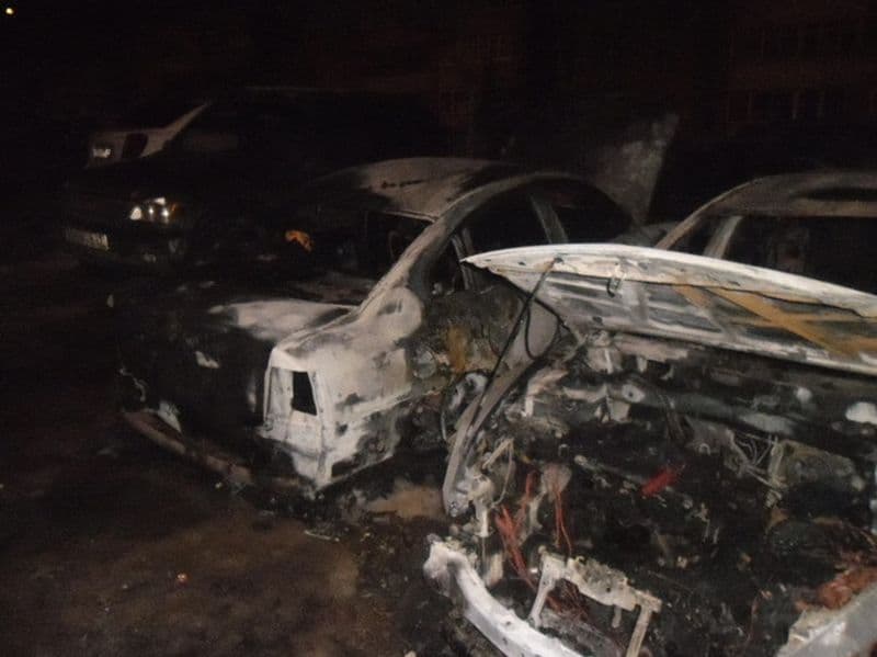 Пожар на парковке в Кирове уничтожил 2 машины и еще 2 повредил