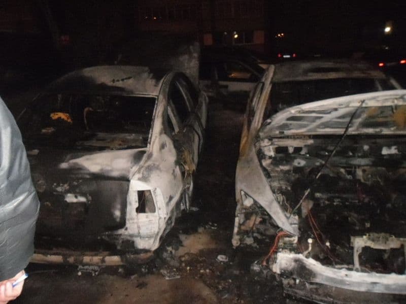 Пожар на парковке в Кирове уничтожил 2 машины и еще 2 повредил