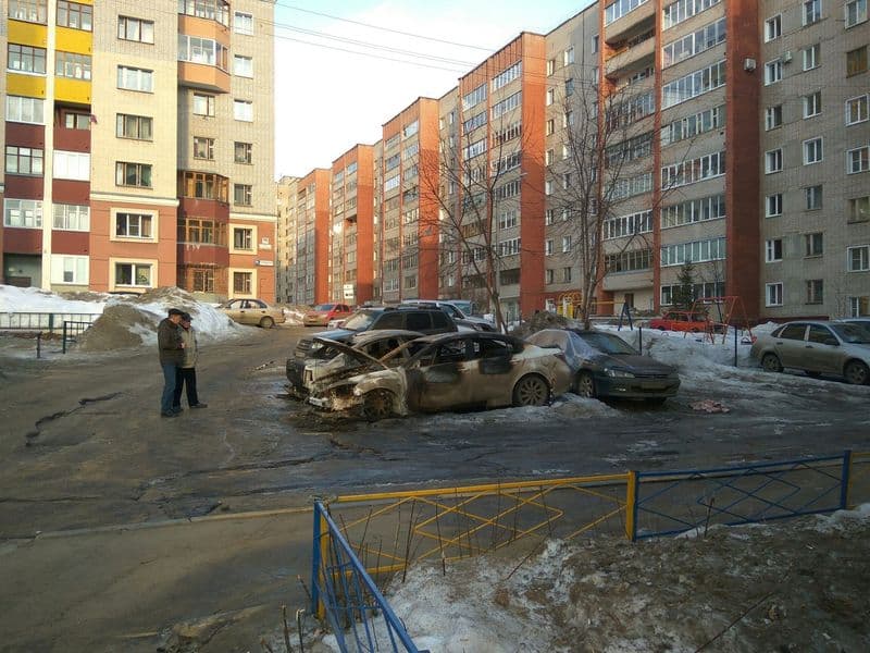 Пожар на парковке в Кирове уничтожил 2 машины и еще 2 повредил
