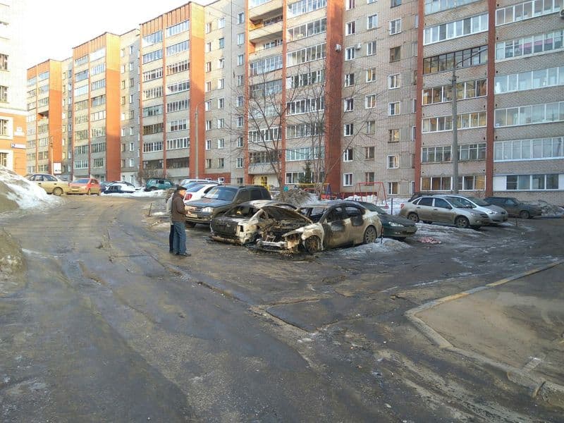 Пожар на парковке в Кирове уничтожил 2 машины и еще 2 повредил