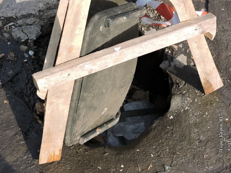 Кировчанам «угрожает» выбоина во дворе. Машина провалилась и разбила бампер