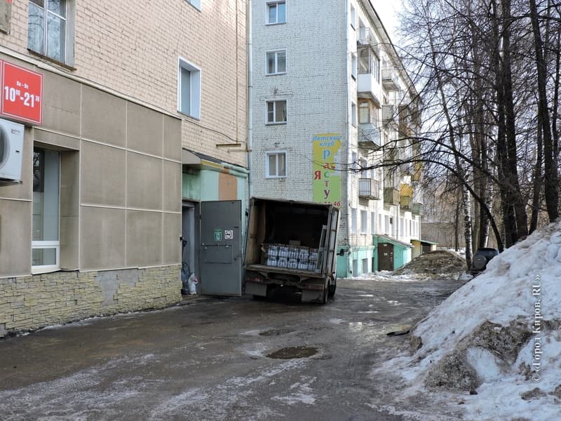 Кировчанам «угрожает» выбоина во дворе. Машина провалилась и разбила бампер