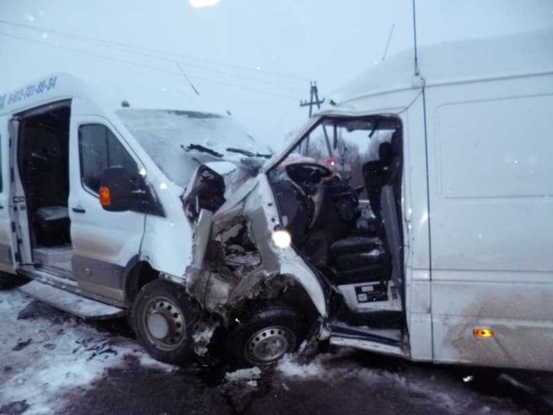 На водителя одного из микроавтобусов, которые столкнулись под Кировом, завели уголовное дело
