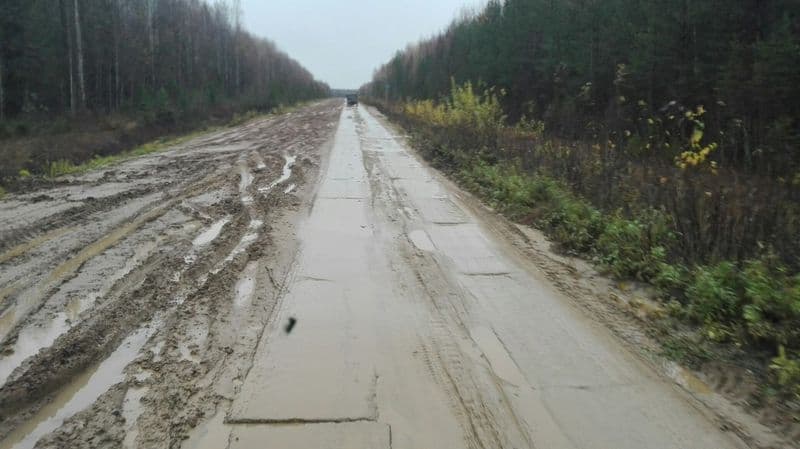 Водители помогли вытащить УАЗ из кювета на загородной трассе 