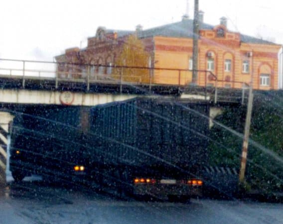 В Котельниче фура застряла, проезжая под мостом