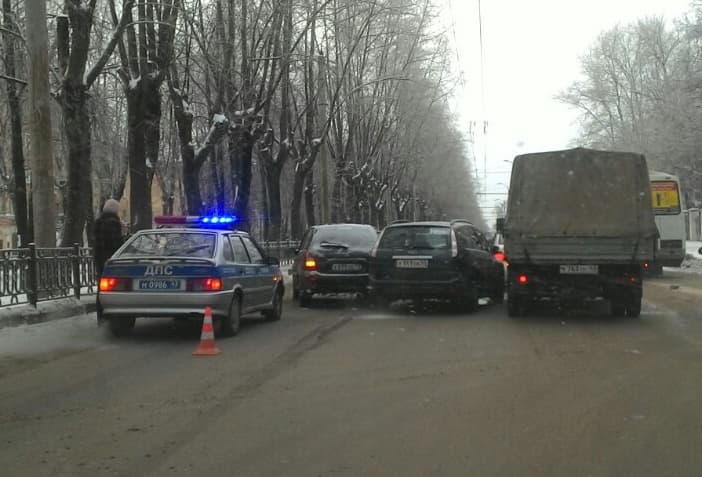 5 столкнувшихся автомобилей перекрыли Октябрьский проспект