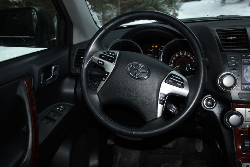 Тест-драйв Toyota Highlander: золотая середина