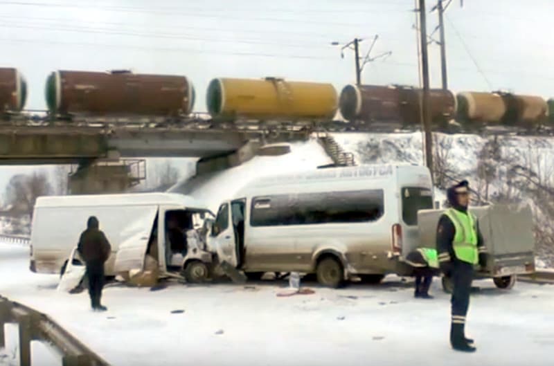 Появилось видео с места столкновения микроавтобусов под Кировом