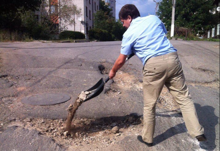 Кировские водители латают ямы на Казанской своими силами